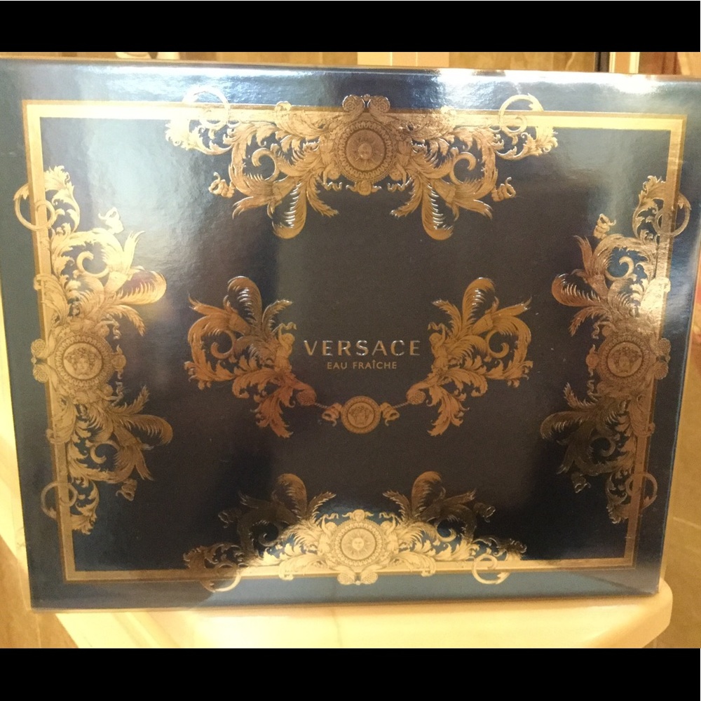 Versace Cologne Gift Set ❌sold❌ - Picture 3 of 3